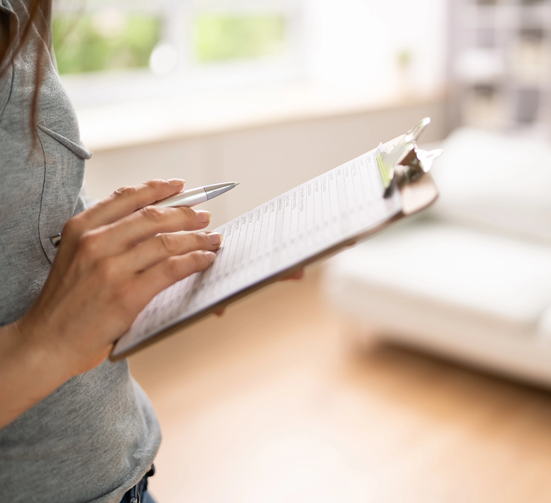 Maklerin prüft Checkliste zur Mieterauswahl in einer hellen Wohnung — LIVADIS Immobilien Darmstadt